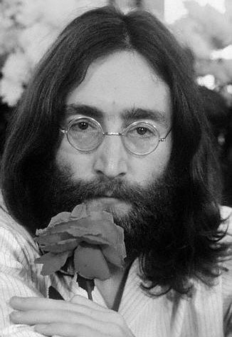 http://www.johnlennon.it/beatles%20pics/lennon-rose.jpg