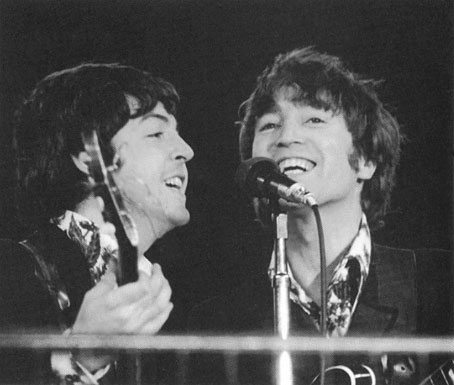 http://www.johnlennon.it/beatles%20pics/lennon_paul_concert.jpg