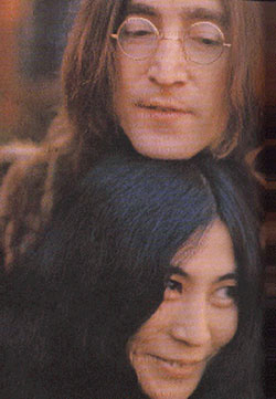 http://www.johnlennon.it/beatles%20pics/lenono-happy.jpg